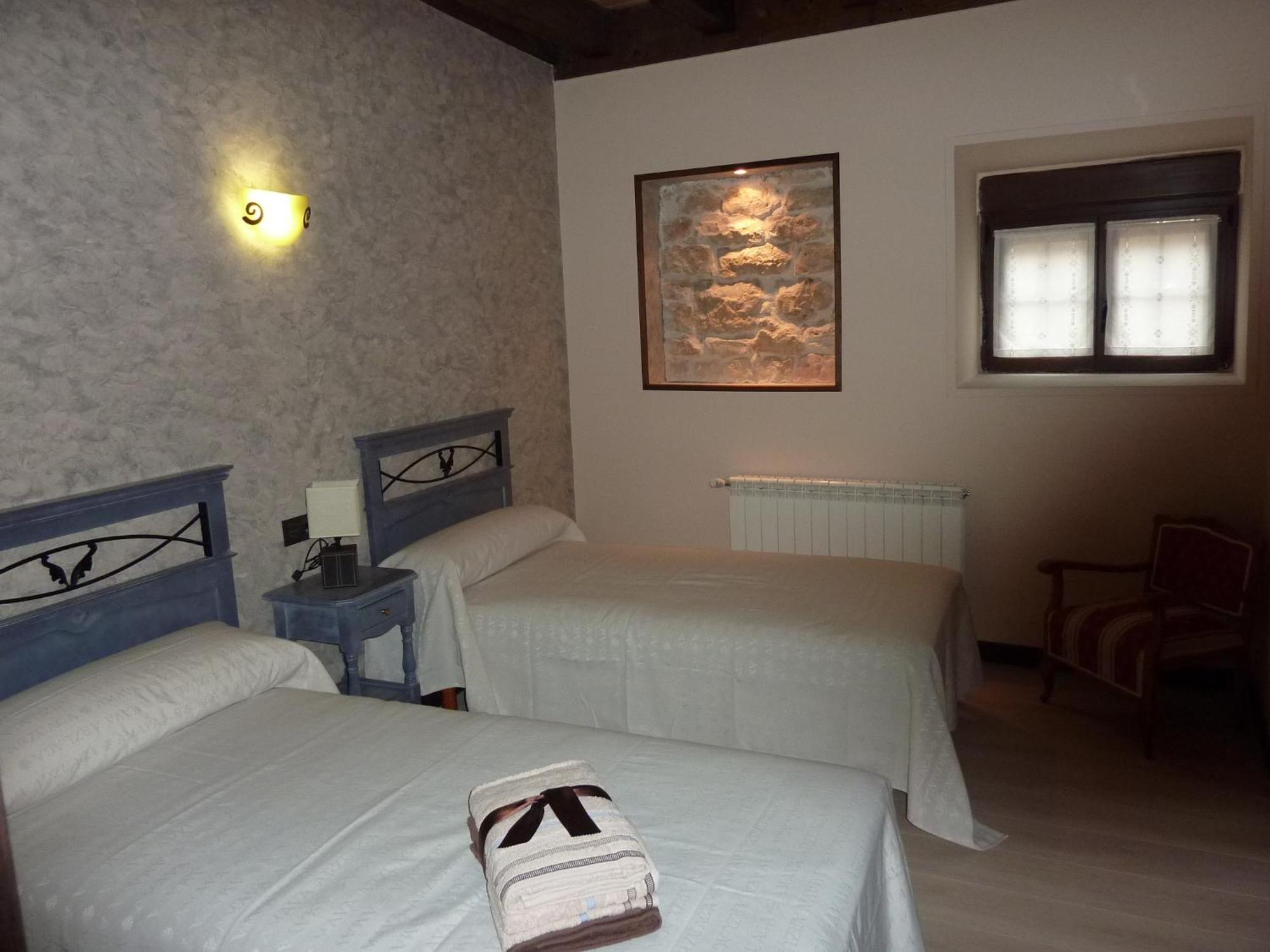 La Cerca De Dona Jimena Guest House Modúbar de San Cibrián Bagian luar foto