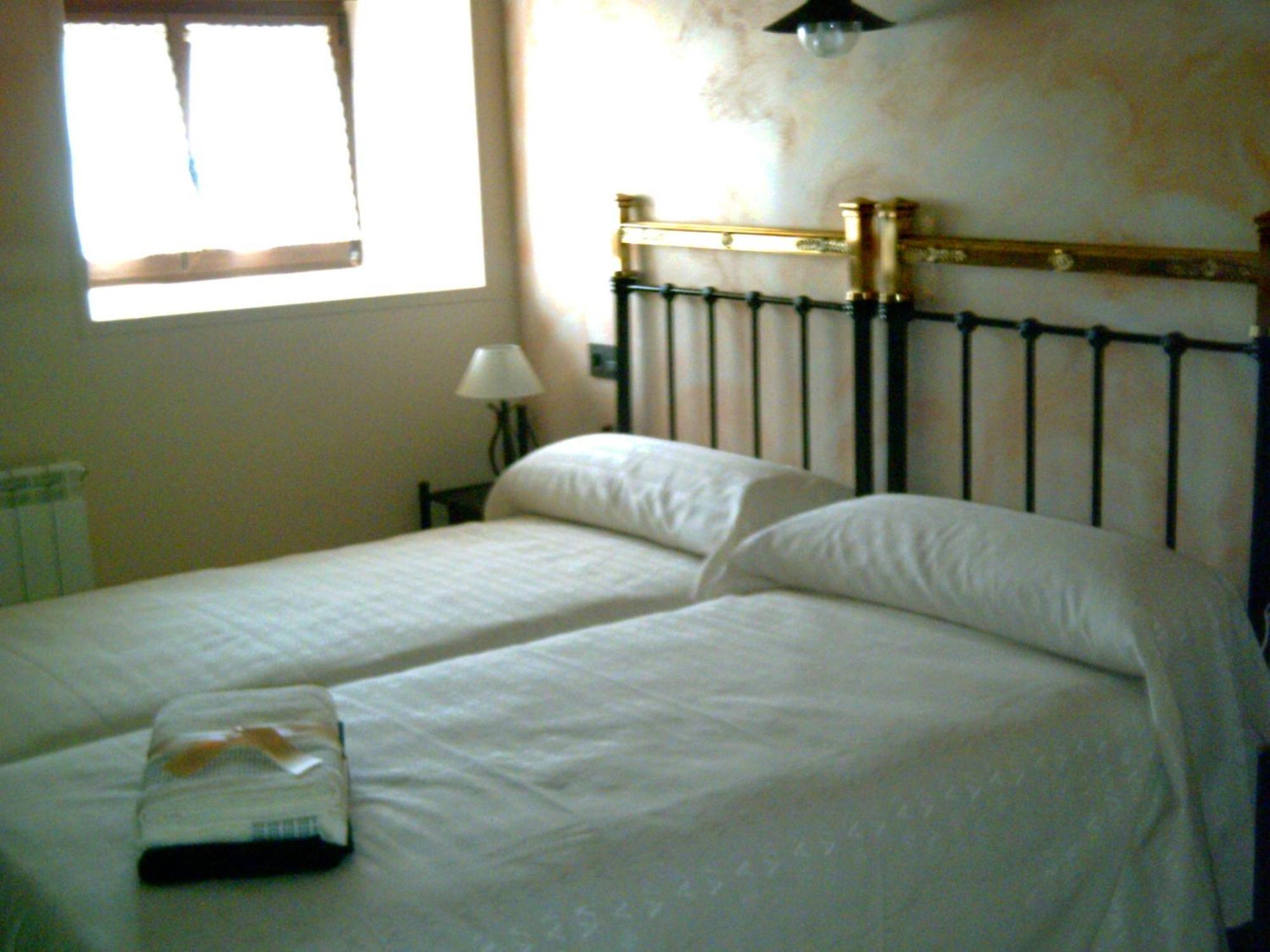 La Cerca De Dona Jimena Guest House Modúbar de San Cibrián Bagian luar foto